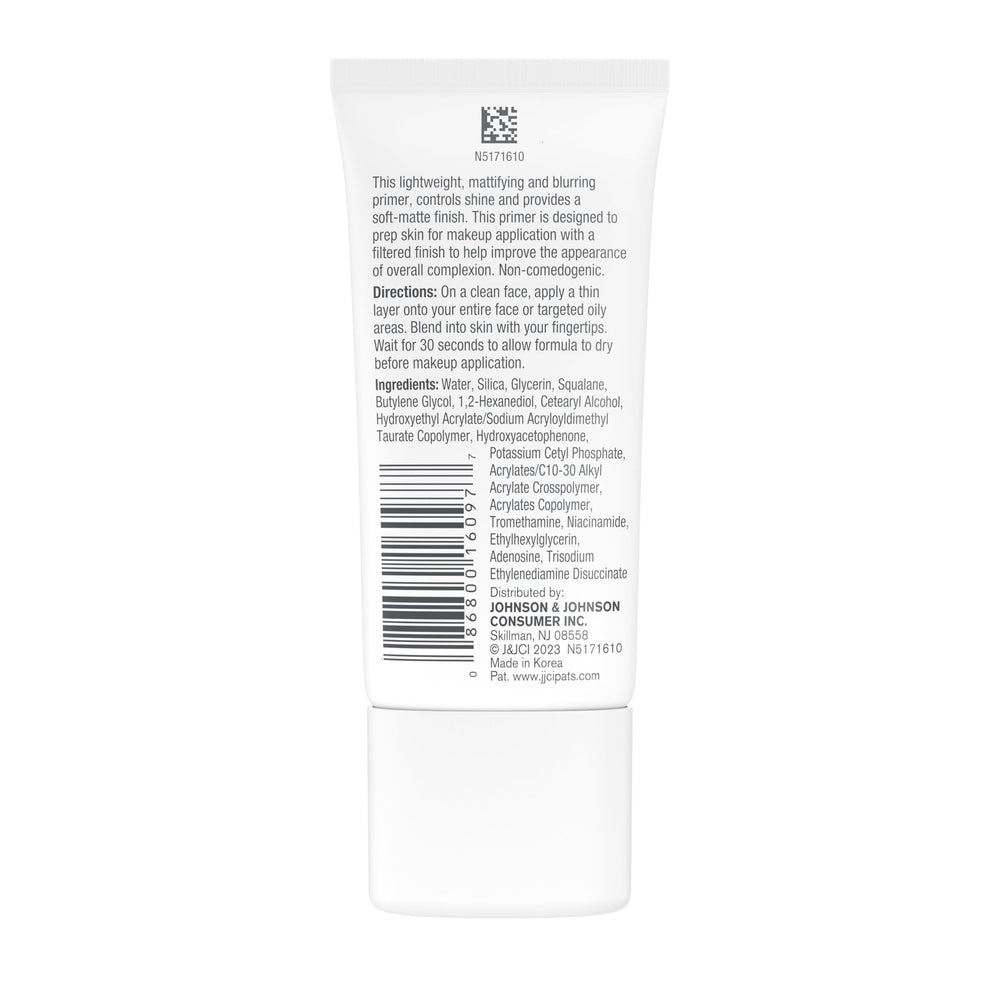 Neutrogena before and after under makeup showing blurred pores and longer wear benefit