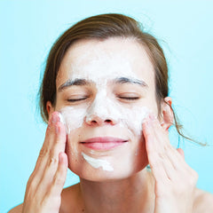 neutrogena dispensing product from tube to show creamy foam for deep cleanse
