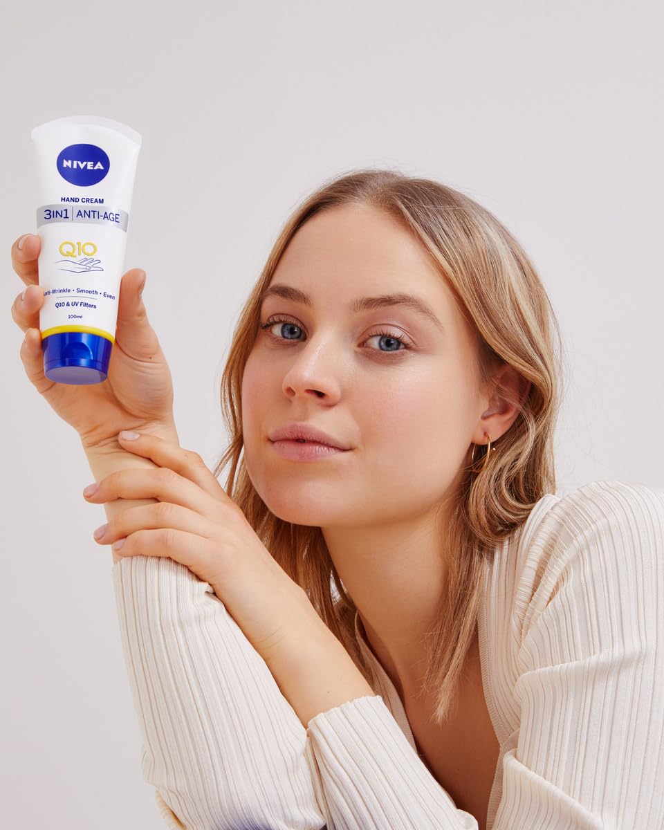 NIVEA cream texture swatch highlighting rich, non-greasy moisturising feel