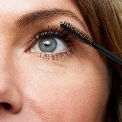 No7 applied on model lashes demonstrating lifted curl and enhanced length