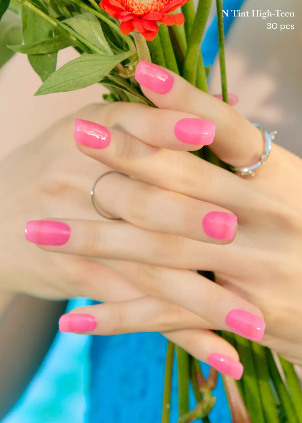 ohora hand applying a strip demonstrating simple press-on application for fast manicures benefit