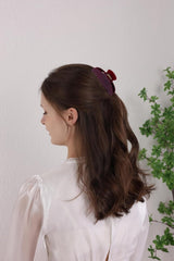 OideGuiing clip in use on thick hair creating an updo benefit: strong full-head hold