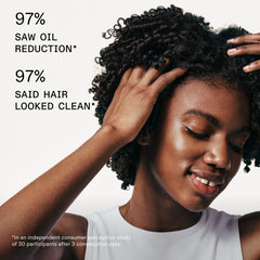 Olaplex Nº.4D spray action illustrating even mist and coverage benefit