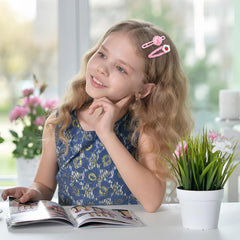 Ooosonlu clips in a toddler's hair demonstrating comfortable wear and cute styling benefit