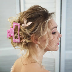PANTIDE clips staged at bridesmaid party showing coordinated gift-ready benefit