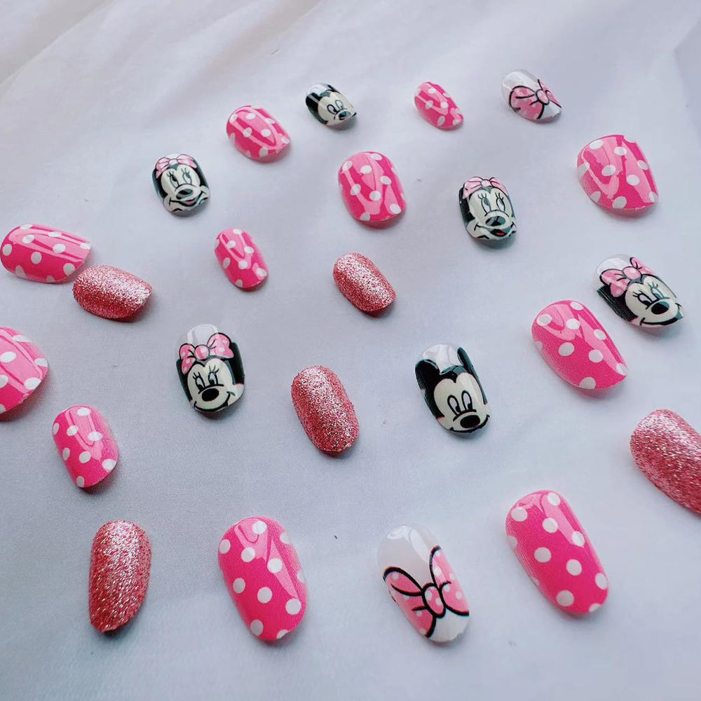 PDFADSK nails aligned on fingers for size comparison and precise fit benefit