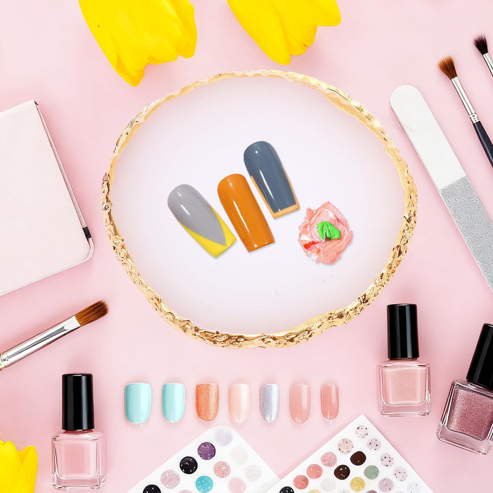 Pengxiaomei in use mixing multiple polish drops on palette for precise color control benefit