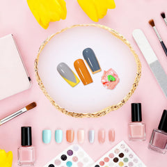 Pengxiaomei in use mixing multiple polish drops on palette for precise color control benefit