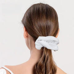 PIDOUDOU size comparison next to hand demonstrating 5.5-inch diameter and ideal hold for thick hair