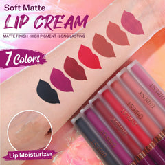 QiBest lip plumper wand detail, visible applicator for added shine benefit