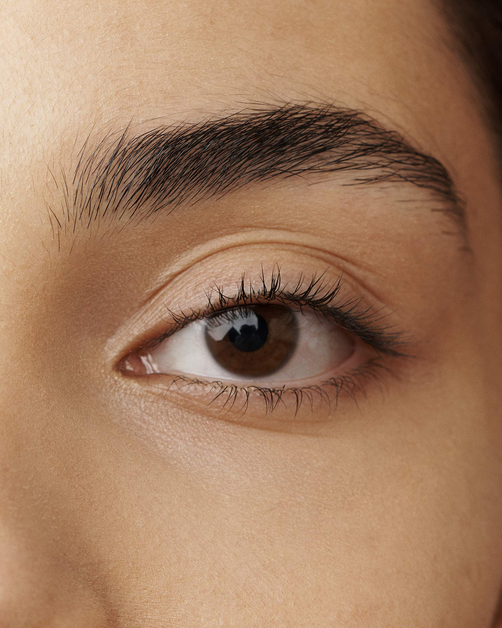 Model applying Rimmel Wonder'Extension mascara showing visible lengthening effect