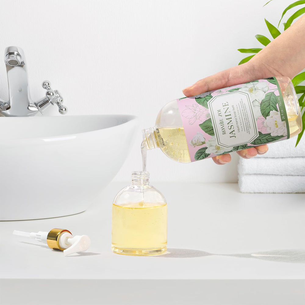 ROMIIE ZOI size scale with hand showing the generous 750 ml capacity