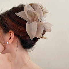 RUIYDZ securing a full updo to show volume control and tidy styling benefit