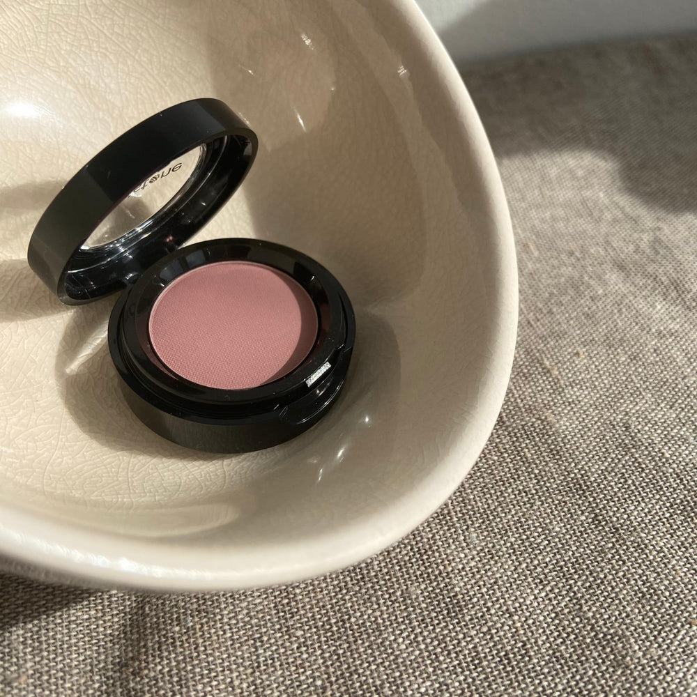 Sandstone Scandinavia 414 Light Rose compact opened to reveal pan and travel-ready design benefit