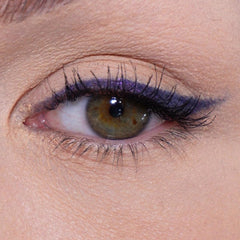 Sandstone Scandinavia eyeliner cap detail displaying secure closure and portability benefit