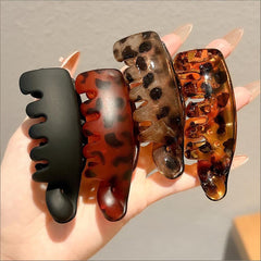SINSEN clip holding ponytail demonstrating tidy everyday styling