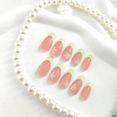 STADWWK close-up of white flower almond nail, highlights delicate detail