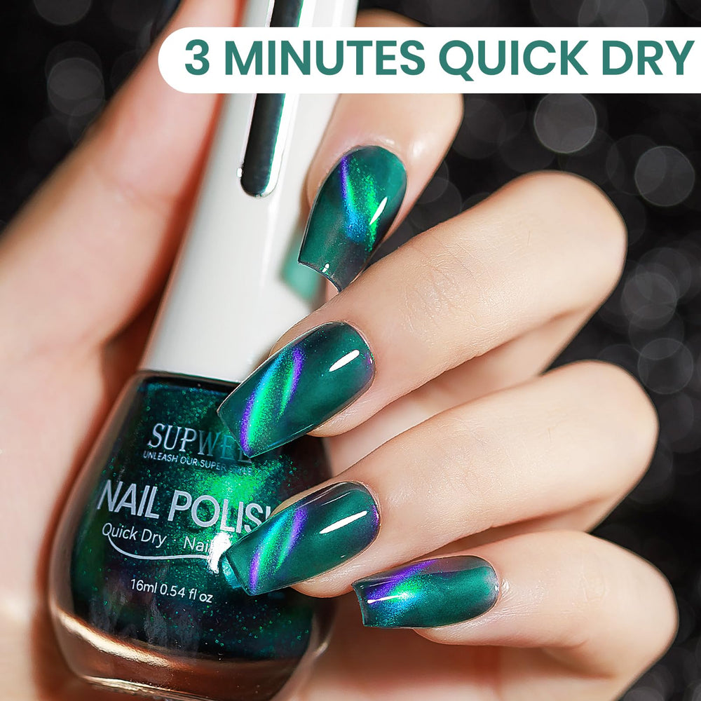 SUPWEE polish on fingernail with magnet creating eye-catching shimmer