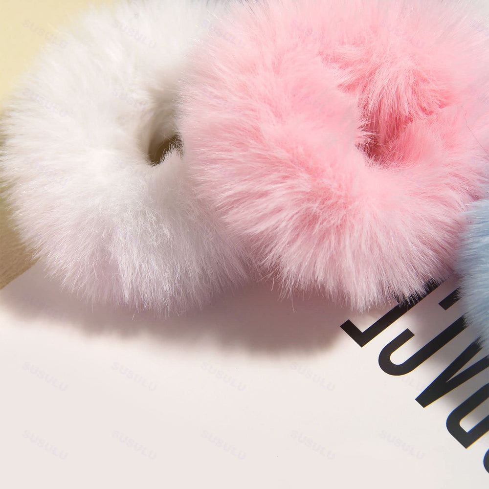 SUSULU faux fur scrunchie securing a ponytail showing secure hold without tightness benefit