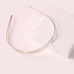 The Hair Edit carved chaplet held in hand showing lightweight scale and comfortable curve