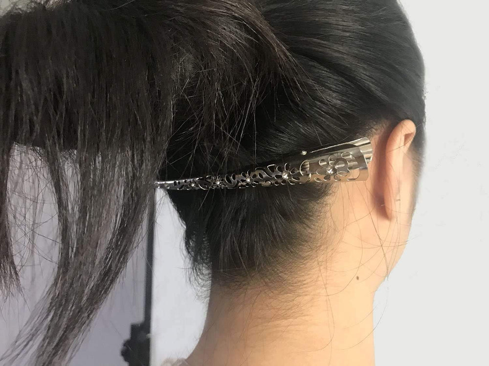 Time Roaming clip in hand showing 5.1 inch scale for large hair sections