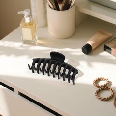 TOCESS clip holding a messy bun for quick, comfortable styling
