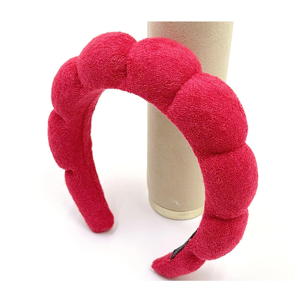 TYSSELY headband in use while washing face keeping hair dry and tidy