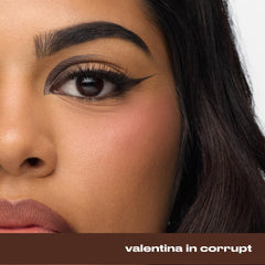 URBAN DECAY eyeliner applied on lashline showing real-wear look benefit smudge-resistant definition