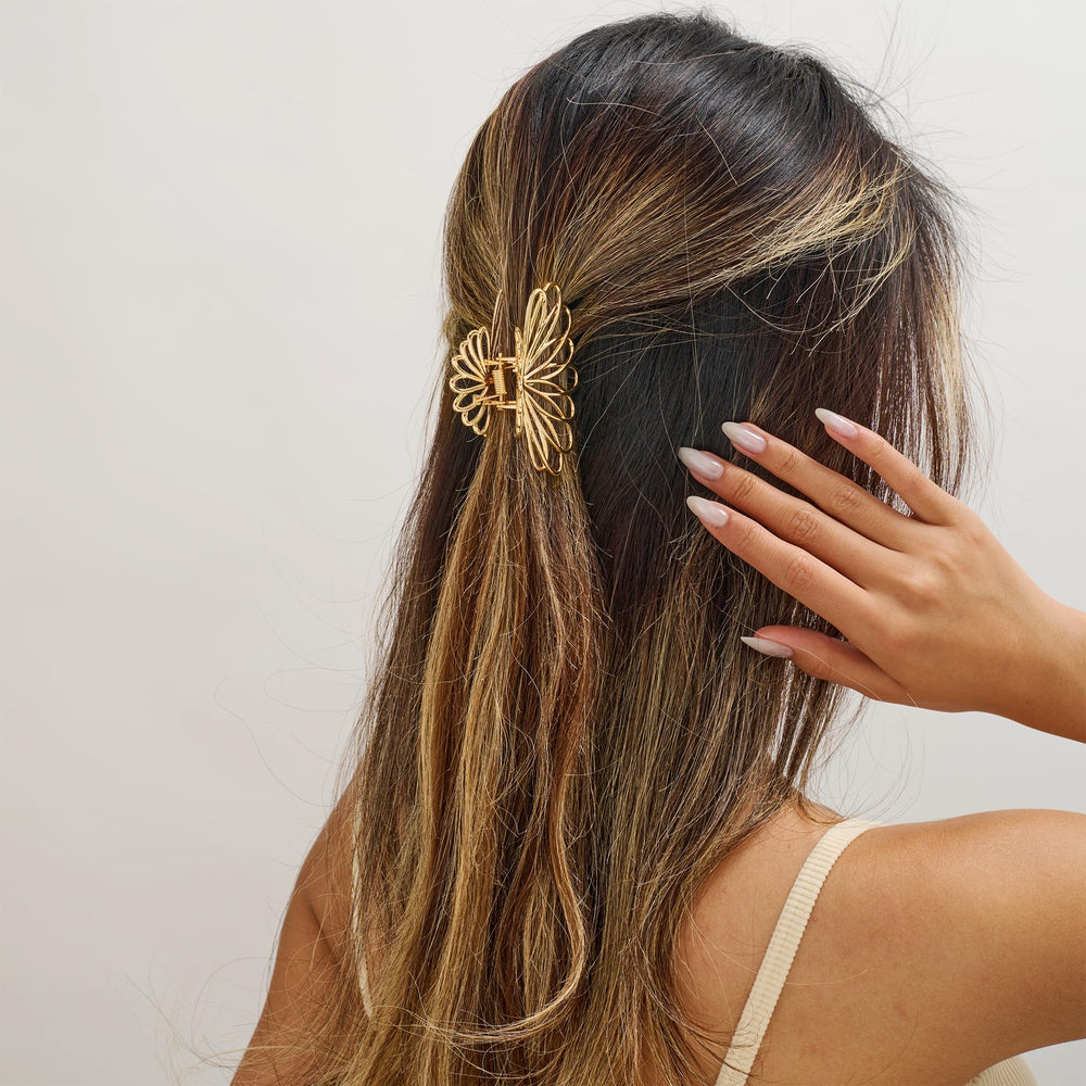 VEDAIM gold clip close-up of metal texture and smooth teeth for secure, non-damaging grip