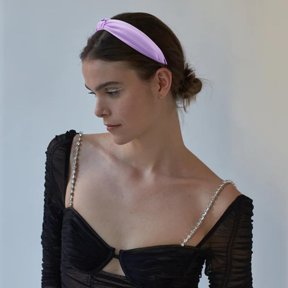 VELSCRUN elastic back being stretched to show flexible, snug fit