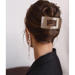 VELSCRUN clip securing a half-up hairstyle offering stylish hold for everyday wear