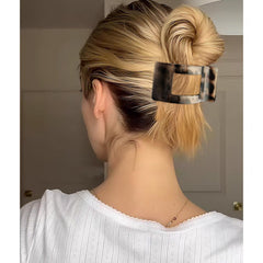 VELSCRUN side profile open jaw displaying wide 3.3 inch opening for thick hair benefit