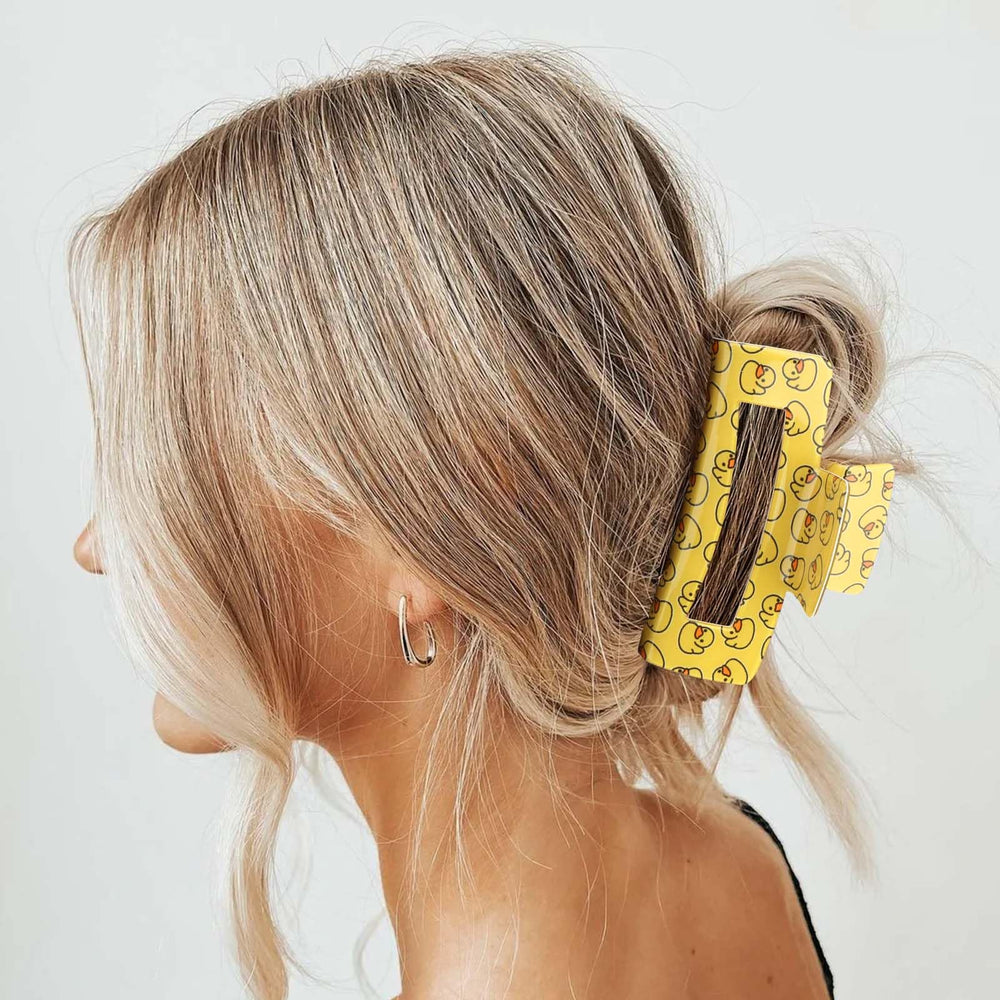 Vovii clips in picnic scene showing festive accessory and travel-ready use