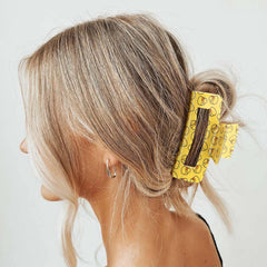 Vovii clips in picnic scene showing festive accessory and travel-ready use