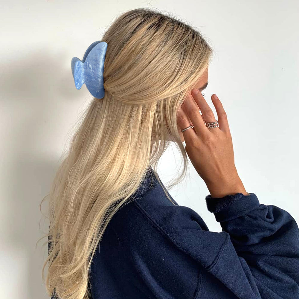 VRbeatter clip securing thick hair for durable all-day grip