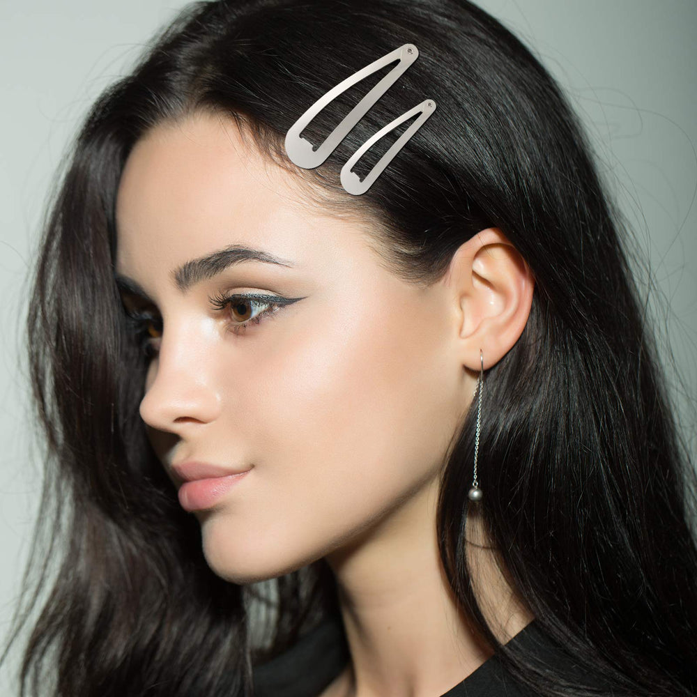 WILLBOND clips on hand show scale and portability for travel convenience