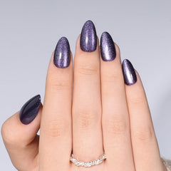 WiniBeauty close-up of cat eye polish layers highlighting depth