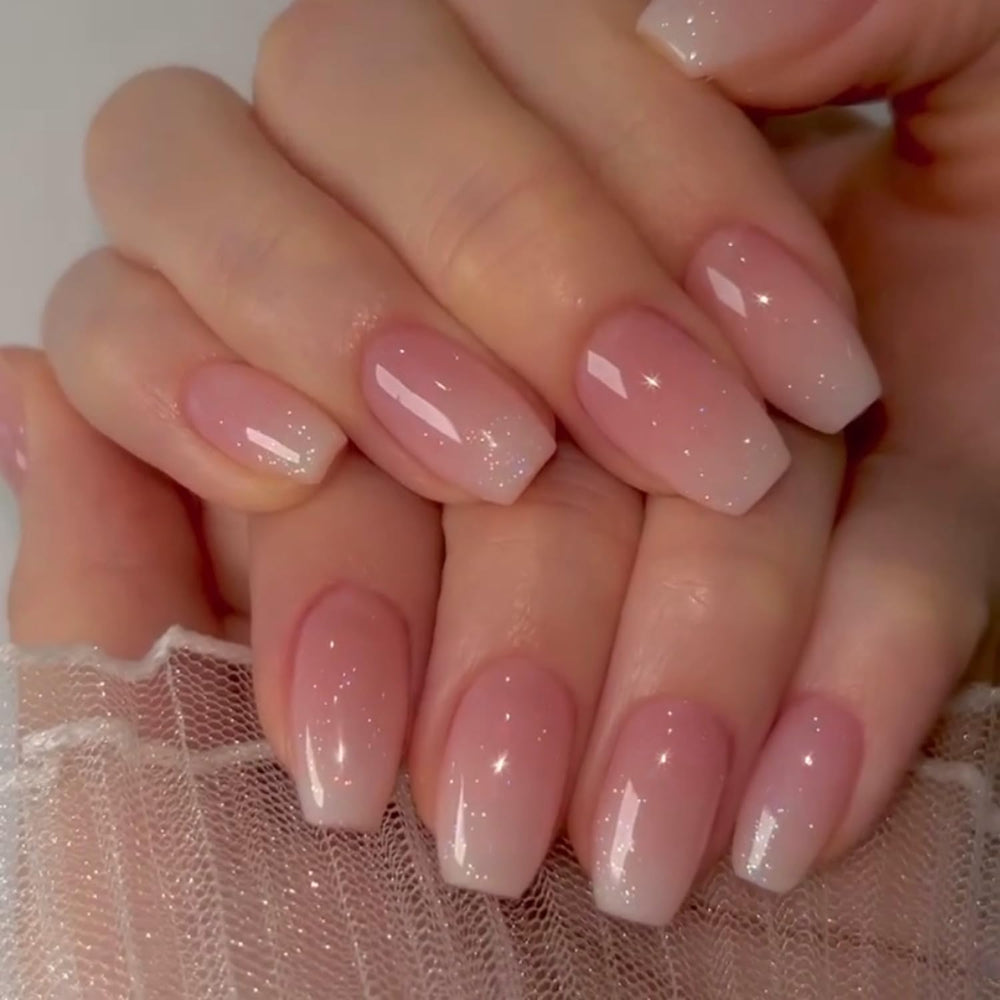 XCREANDO close-up of glossy gel finish showing smooth texture and chip resistance benefit