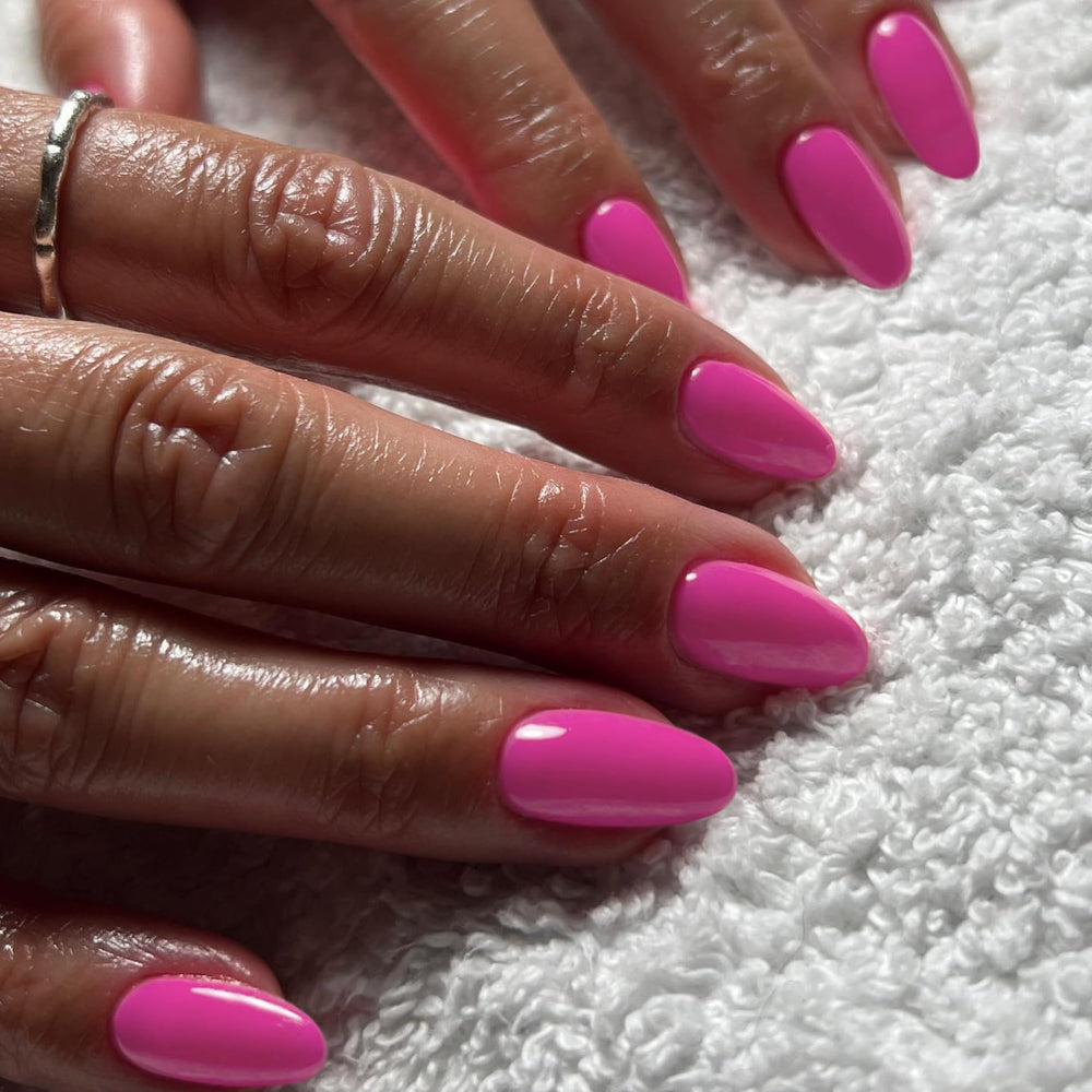 XCREANDO top view of arranged nails highlighting ready-to-apply convenience