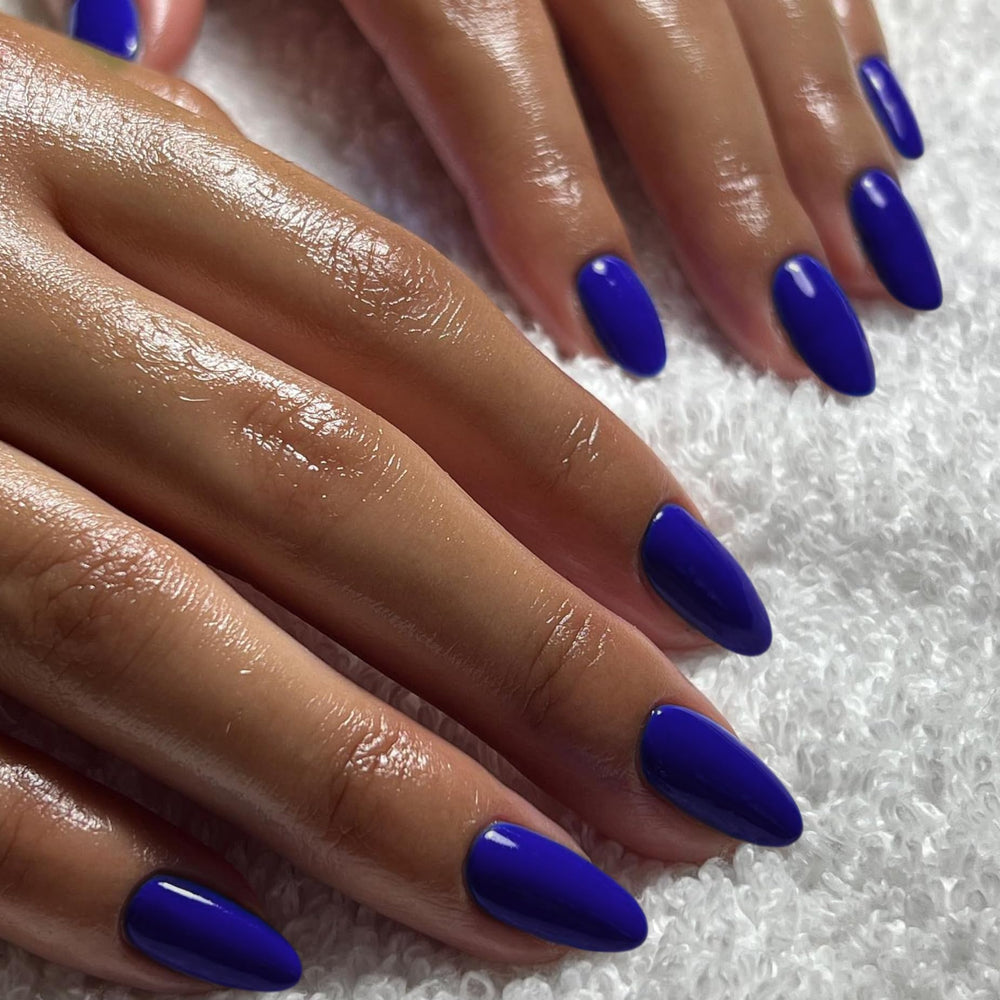 XCREANDO close-up of royal blue gel surface highlighting smooth glossy finish