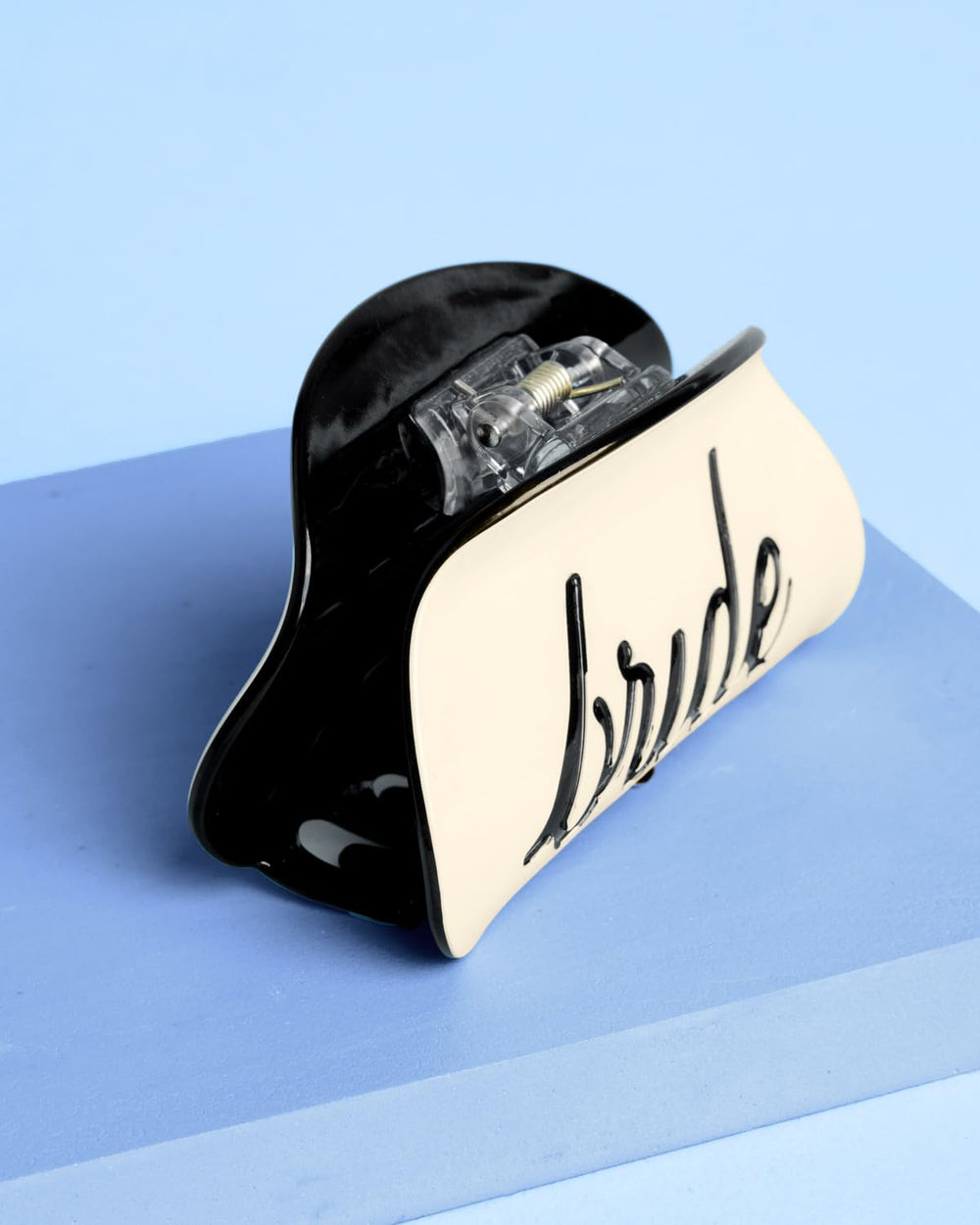 xo, Fetti side profile showing clip teeth and spring mechanism for steady grip benefit