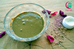 YOGI’S GIFT applying Sidr powder paste to hair for gentle cleansing