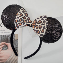 YUNISS worn by an adult at a park, comfortable stylish accessory for long days