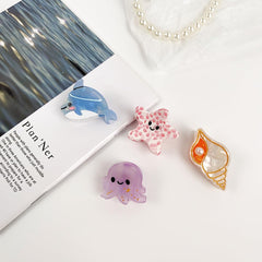 Zhaiye hand holding clip showing compact size and travel-friendly benefit