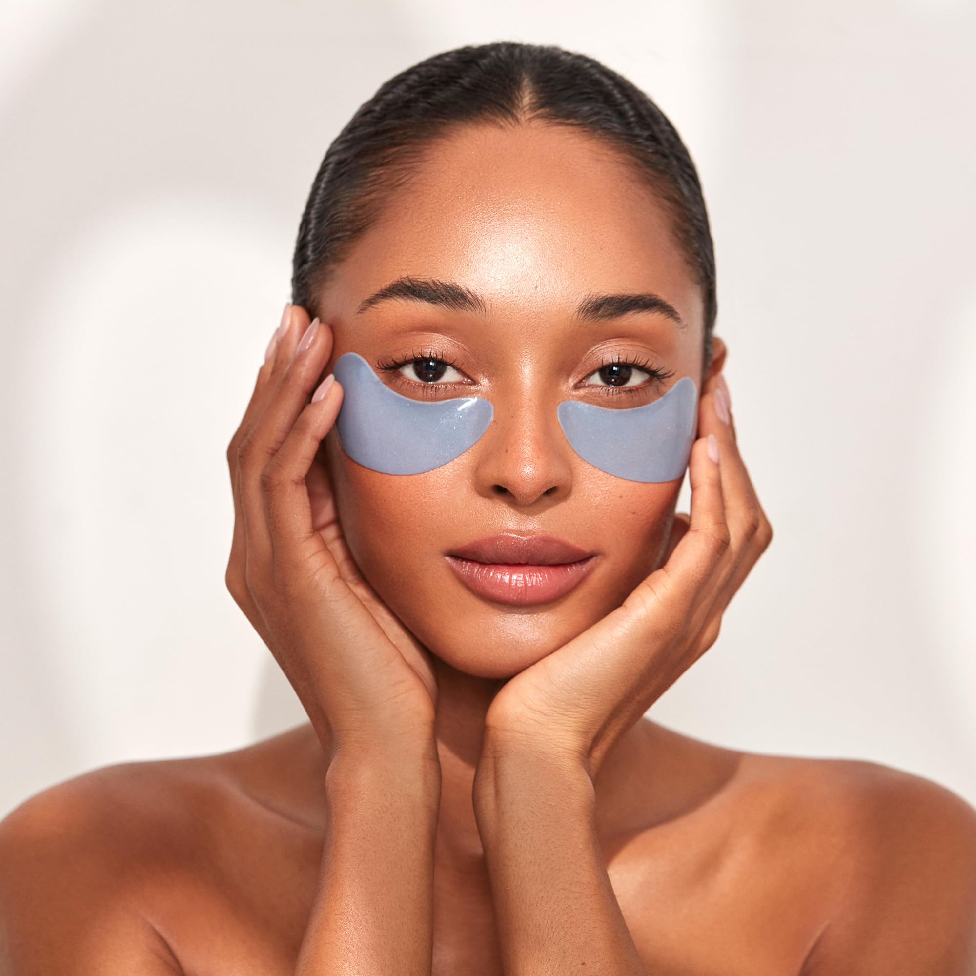 111SKIN close-up gel texture highlighting cooling hydrogel and instant comfort