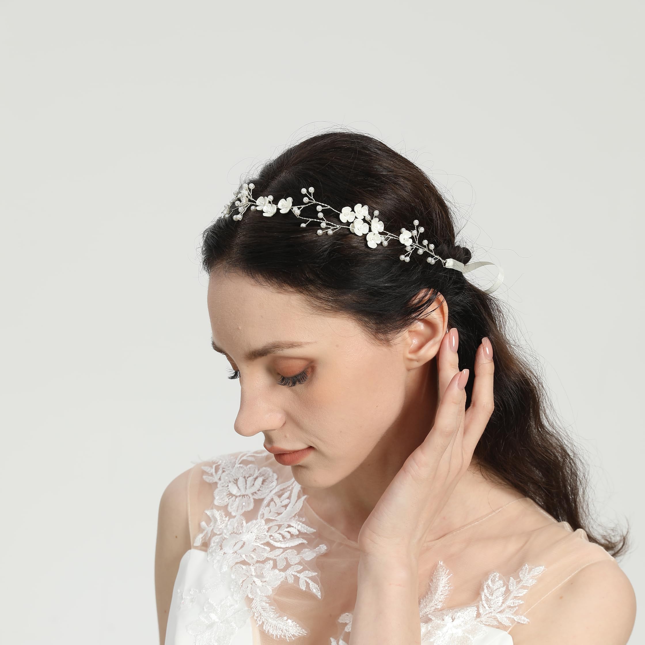 527&huan close-up of pearls and flowers, highlighting delicate handmade detail