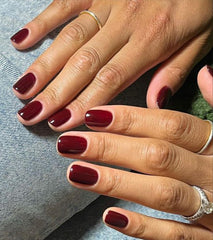 Aegenacess on hand short square nails offering a polished look