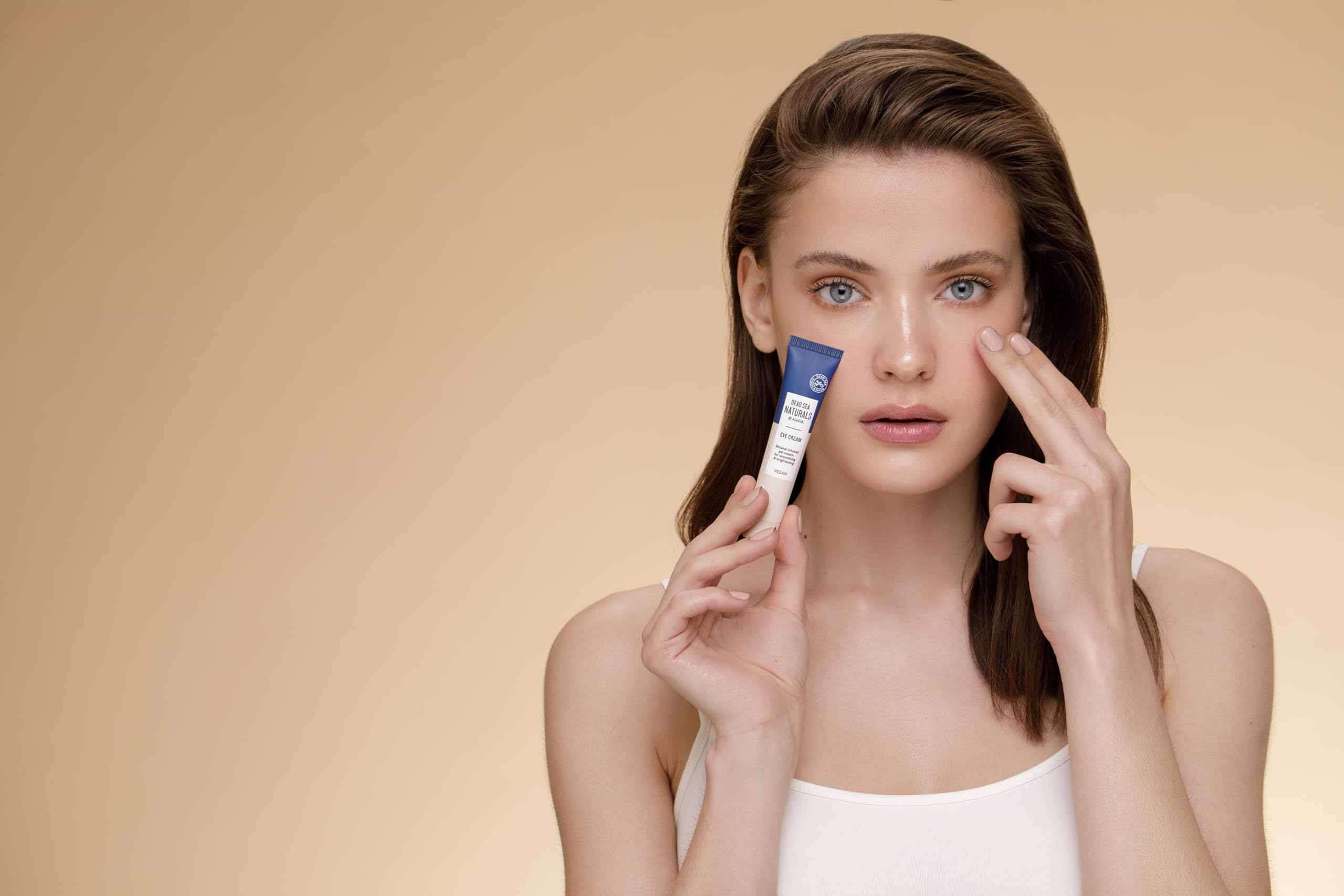 AHAVA Dead Sea Naturals application on under-eye demonstrating smoothing effect
