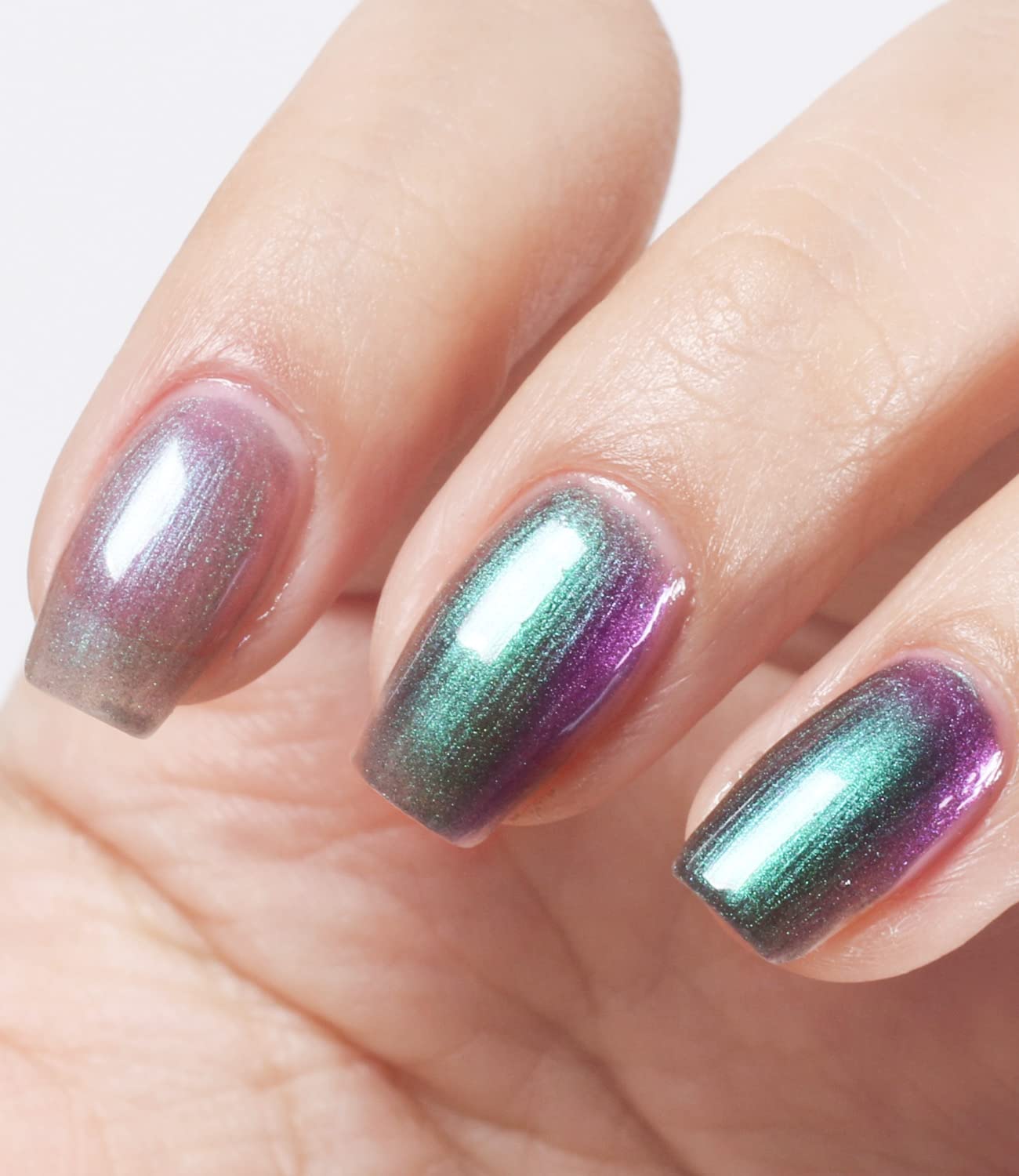 AILALUO nails in sunlight showing green-to-blue color shift benefit