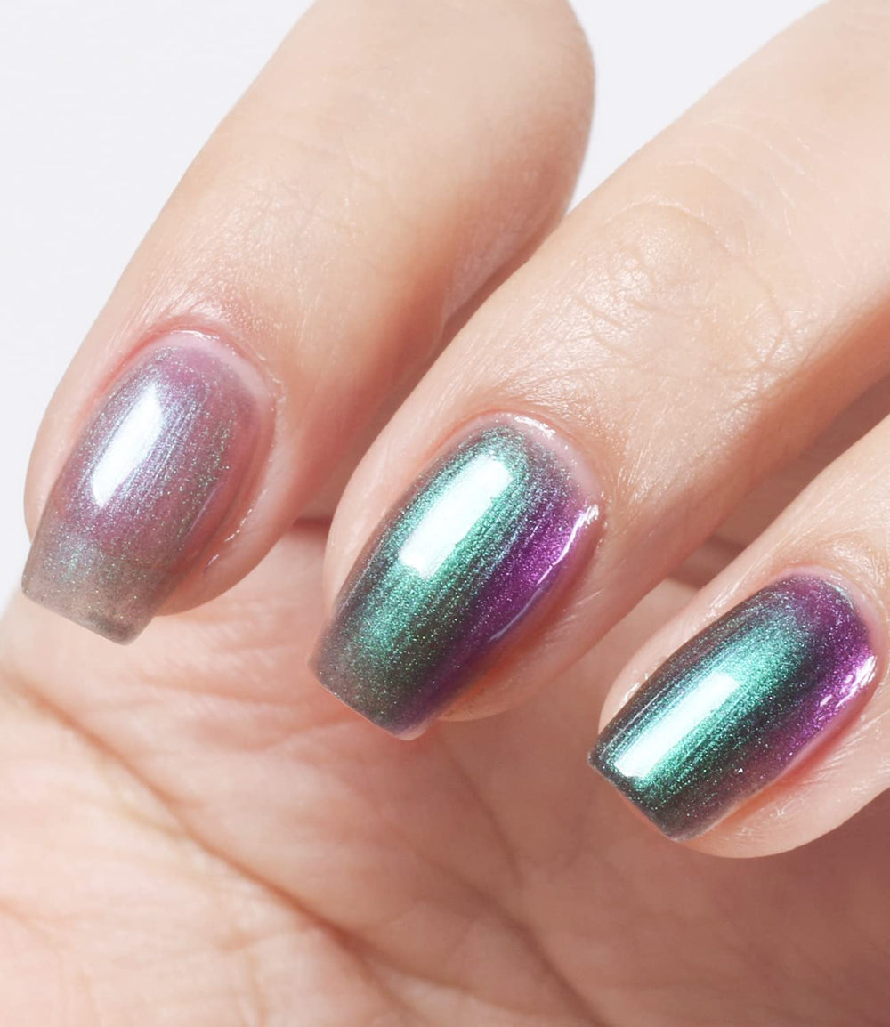 AILALUO nails in sunlight showing green-to-blue color shift benefit